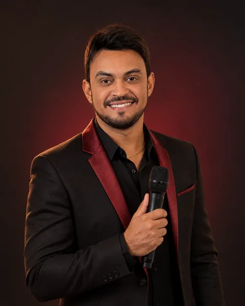 Peagá — blazer preto e luz de estúdio