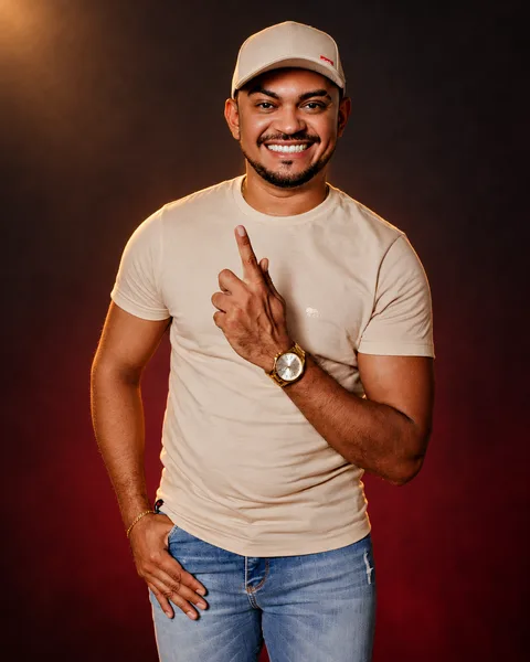 Peagá — boné e camiseta claros, luz natural de estúdio